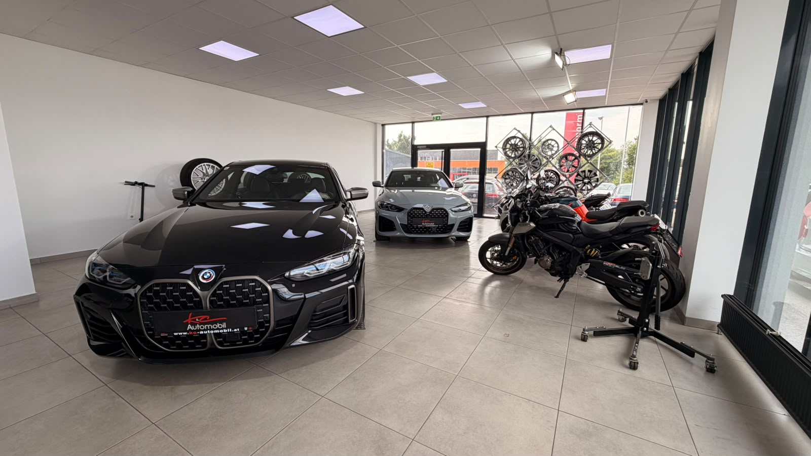BMW i4 und BMW 4er im Showroom von K&C Automobil in Arbing
