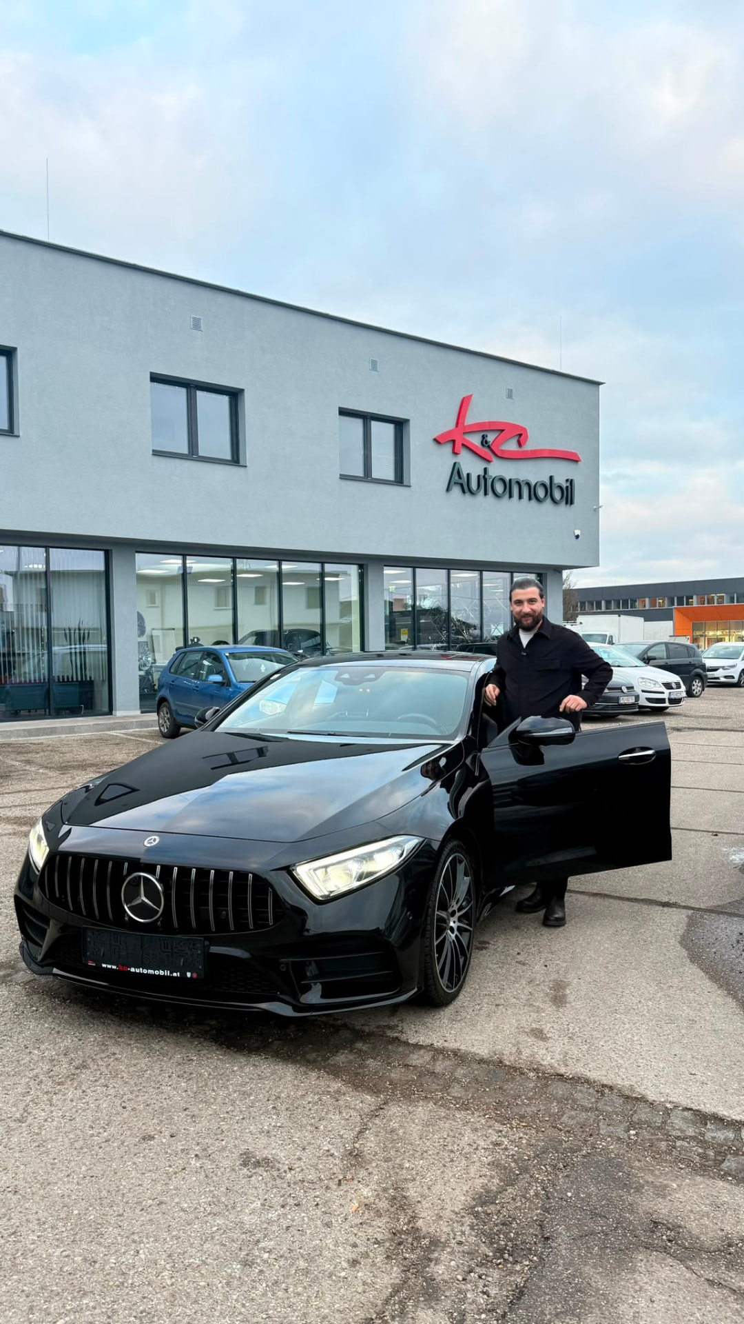 Andrei Sima bei einer Fahrzeugübergabe